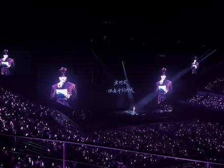 徐良2026年“时间折叠”巡回演唱会现场,念了写给已故好友本兮的信:“你一定可以看见有那么多人记得你、爱着你。大家会用英文亲切地称呼你为QQ music big head,老朋友,比我有才华的人不多,你算一个;比我勇敢的人不多,你算一个。牵挂你的人很多很多,我算一个。如果有来生,如果来生还做音乐,如果音乐还能让我们相遇,那算我一个——你即将老去的朋友,徐良。”#徐良 #创作者