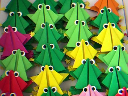 可以跳很远的小青蛙,撕张作业纸做一只这种小青蛙。和同桌比一比,看能不能跳到讲台上。#手工diy #折纸青蛙 #折纸教程