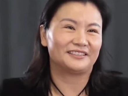 库克马斯克中间C位女士 她就是中国女企业家周群飞