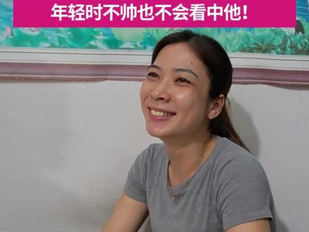 4月8日,“鸡煲公主”今日休息,“鸡煲大公主”专程前来“颜替”营业。被问莫家孩子为何个个颜值出众,莫婶笑称全靠莫叔好基因,年轻时不帅根本看不上!#莫氏鸡煲 #鸡煲公主 #鸡煲大公主 #颜值 @抖音小助手 @DOU+小助手 #媒体精选计划