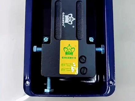 #地弹簧怎么调 打开地弹簧的盖板,如果是要调节速度,直接调节控制速度的两颗螺丝”调快”就逆时针拧松一点调节“调慢”就顺时针拧紧一点调节,如果是调节高低,先拧松机芯上的六角螺丝帽“调高”就顺时针拧,机芯就会被顶高“调低”就逆时针拧,机芯就会降低,调好后再把六角螺丝帽拧紧就行了,最后再盖上地弹簧的盖板。#不锈钢玻璃门 #玻璃门夹 #液压地弹簧