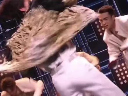 马年春晚之后央妈不会找王一博赔地板吧?