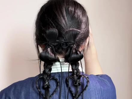 早春甜酷蝴蝶结双丸子头🎀超级可爱! 简单好上手 俏皮减龄~超级适合春天!赶快试试叭~#编发简单易学 #发型教程 #双丸子头编发 #双麻花辫教程 #简单好看的编发教程