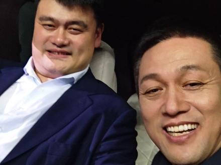 欢迎姚明成为蔚来ES9首席体验官!发布会结束大姚第一时间下了订单,后续还将为大家送上CEO述职报告。姚明都说大,那是真的大,蔚来ES9已开启全国交付,欢迎大家关注下单,敢想有为,一起加电!#蔚来 #蔚来ES9 #蔚来ES9正式上市 #加电的李斌