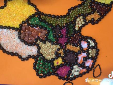 #手工diy #创意美术 #拼豆 #手工 #少儿美术 一张非常简单易学的五谷杂粮画送给大家,你也可以试试哦~#