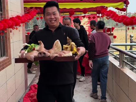 乡里红妆,百年好合!农村结婚的浪漫和仪式感,一点也不比大城市差…人间烟火气,最抚凡人心,热热闹闹的农村婚礼,才是生活真实的写照!还是农村结婚有意思、浪漫、热闹。再窄的路也能铺成一道靓丽风景线。缺的不是那点钱,那点东西,要的是心意,是态度,毕竟穷和敷衍是两码事你们说呢?#封开#农村婚礼#老莫来了 #乡情@老莫来了 @小粤粤兄妹