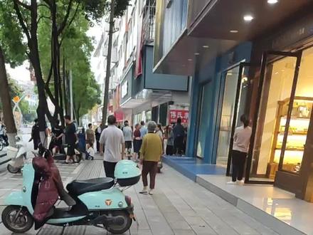 这里发生什么事情了?特警都来了。