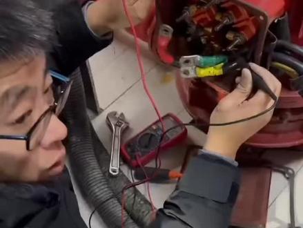 故障现象:消火栓水泵启动瞬间跳闸
检查流程:1.拆除水泵动力电缆 2.万用表(200/400Ω档)测相间阻值 3.兆欧表测对地绝缘
检测结果:水泵绕组相间短路,相线对地短路。