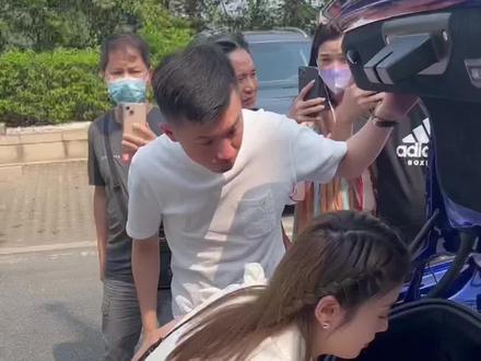 牙膏女王海莉在广州办演唱会 亲自去奉节迎请索图 幺哥 唐艺 小白牙 顶流主播过来助阵#徐海莉年终盛典