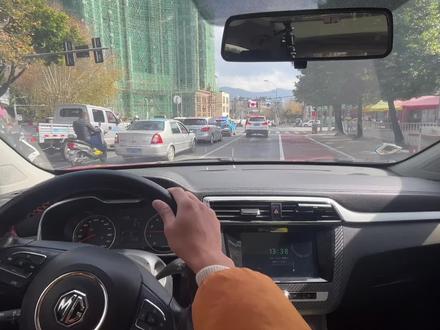 红灯时直行右转车道能不能走?现场演示做错扣3分罚款200