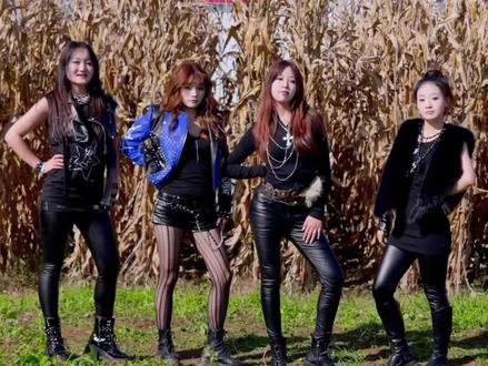 云南土NE1女团称,“我们有全职宝妈,有大学生,不是亲戚,只因热爱走在一起。”