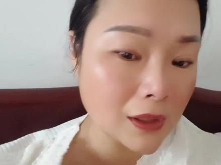 【#44岁博主确诊胆囊癌仅1个月去世 】11月18日,湖北一博主“巧手花艺”发布一则动态,其女儿悼念母亲于18日凌晨去世,年仅44岁。该博主10月曾发视频称,被诊断出胆囊癌且已扩散,从确诊到去世仅仅1个月。其小儿子仅9岁,女儿24岁且尚在坐月子。
“身上不疼不痒,只有几个结节,没想到是癌症”,她曾劝诫粉丝:“千万不要生闷气,有气就发出来。” (消息来源:@青岛新闻网、@巧手花艺 )#癌症 #不要生气