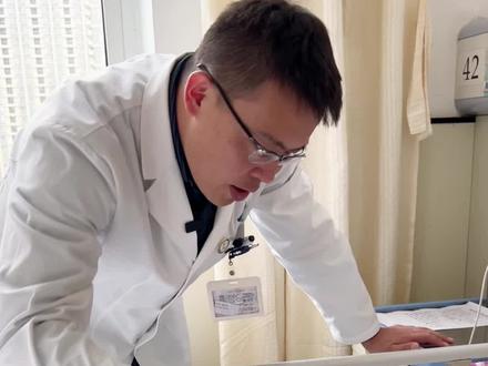 老爷子胰腺假性囊肿,术前我来看看他再叮嘱一下,他一个劲儿问我早上几点接他去手术,😁,别急!会有护士通知你的#胰腺 #医患关系