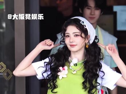 白鹿跑男路透,粉丝合唱《小小的》鼓励她#白鹿 #奔跑吧第10季 #跑男路透 #宠粉