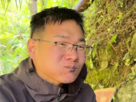 11月27日,湖南张家界,当荒野求生其他选手苦恼决赛资源少,“道友”吃芭蕉根却吃出了山珍海味的感觉,直呼“好吃真好吃,真香啊兄弟们”。