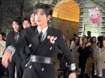 少爷来了,Da da da 现场版 第三视角 。现场燃炸了,峻伊太帅了 #峻伊 #龙浩天团队 #鲸渝101 #第三视角 #da@鲸·峻伊🤍⁹²⁸