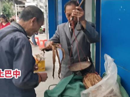 抽叶子烟的老人:“我就好这一口”