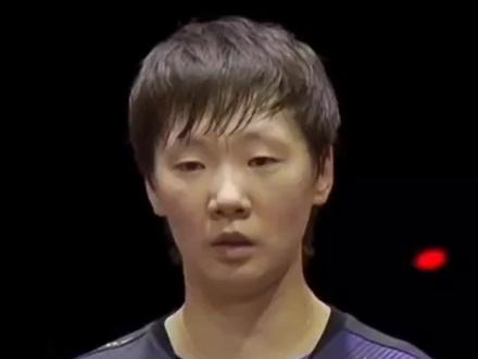 恭喜王曼昱拿下对张本美和的11连胜!新加坡大满贯的女单四强争夺战,王曼昱4:2击败张本美和,晋级女单四强。比赛途中遭遇裁判判罚干扰,张本的医疗暂停,但王曼昱依旧沉稳冷静、不急不躁,用超强的心态顶住压力。她凭借精准的落点控制与犀利的进攻,牢牢限制住对手的发挥,每一分都全力以赴。这场酣畅淋漓的胜利,是实力与心态的双重绽放,尽显国乒主力的过硬素养。为曼昱点赞,期待她在后续赛场越战越勇,再创佳绩!#王曼昱