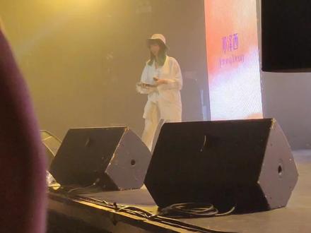 #livehouse音乐现场 邓泽西小姐好棒,歌唱的好听,又很正能量,第一首歌就是为她一个粉丝遭遇未成年猥亵的真实故事创作并来发声的,apex组合的歌也没录,有点遗憾
