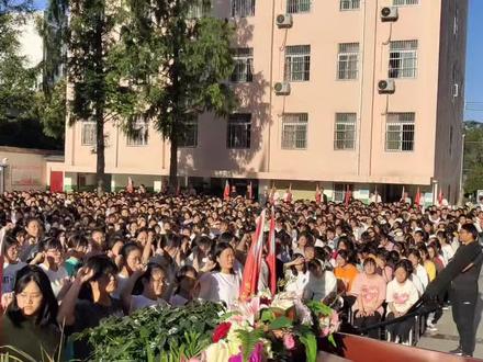 #鲁山二高2021届高三毕业典礼暨誓师大会——高三全体学生进行高考宣誓,意纵蓝天,豪气干云!
