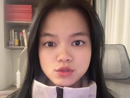 买基金你要知道的几个点:
很多人都在问我:为什么昨天明明把基金卖了,今天还显示亏损;为什么昨天刚买的基金,今天还没有显示收益,其实不是系统出问题,而是你没搞懂基金的交易时间。
基金只在工作日早上 9 点半到下午 3 点之间交易,
周六日和国家法定节假日都是不交易的。如果在非交易时间操作,系统都会顺延到下一个交易日。
接下来,说买入规则,重点只看下午 3 点前还是三点后。工作日下午 3 点前买,算的是今天收盘的价格,明天才计算收益。工作日下午 3 点后买,系统会当你是明天才买的,今天涨跌跟你没关系,要到后天才开始算收益。
周五也是一样的,这也是很多人很容易搞错的一个点,3 点前买,算周五的价,下周一有收益;3 点后买,直接顺延,下周二才开始算。
最后,说说卖出规则,这一点也很多人容易搞错。
下午 3 点前卖出,按当天净值计算,明天的涨跌与你无关。下午 3 点后卖出,按下一个交易日净值计算,明天的涨跌仍然算你的。记住一句话就够了:
基金交易,3 点前后,差的是一整天。
你学会了吗?#基金投资 #基金小白 #买基金#基金入门基础知识 #真实生活分享官