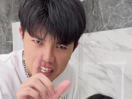 染完显白,掉色还好看,室内室外两种感觉,低调中带着一丝高冷风#发色推荐 #不用漂的发色 #黑茶色