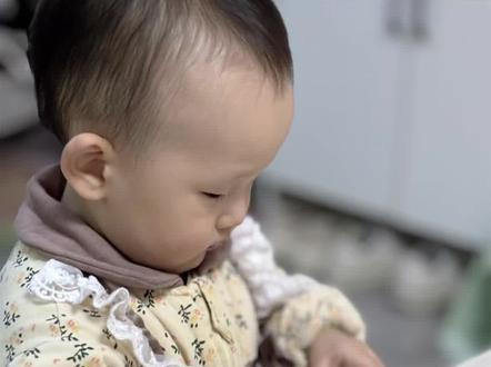 只是个人经历,仅供参考。宝宝发烧喝退烧药只维持了几个小时,反反复复,在抖音看到说喝水溶C,尖叫,脉动,椰子水等等可以退烧,抱着试试看的心态买来,结果真的有效!#宝宝生病快点好起来 #人类幼崽 #宝宝退烧小妙招