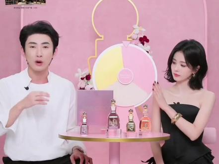 白鹿:你们什么都没看到哦~ #白鹿 #直播 #王韵娜 #好剧推荐 #走路带风拿捏自信气场