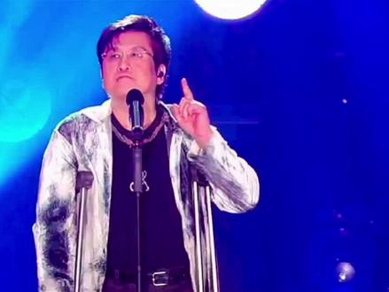 《水手》是郑智化的成名曲和代表作,歌曲悠扬婉转,铿锵有力,催人奋进。整首歌曲都是让人们在艰难的时候想起“水手”的呐喊“擦千泪,不要怕,至少我们还有梦!”