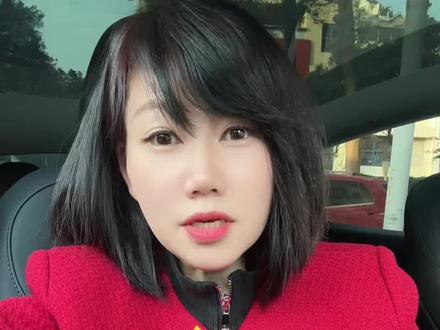 62岁翻红章小蕙狠辣人生,你我皆无复刻卡。 62岁章小蕙的翻红,是用2.5亿债务练就的审美,拥有金钱黑洞与话题女王,你我皆无她那张底牌。狠辣人生非剧本,你我皆无复刻卡。章小蕙的人生,是传奇也是劫,咱成不了她,但能学她的清醒和狠劲,把自己的小日子过出底气,这就够了!#章小蕙#鲁豫 #中年女人 #女性智慧 #女性成长