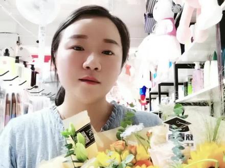高考终于结束了,接下来又是新的征程,一束鲜花,一封妈妈的叮嘱,是对过去18年的致敬,是对未来的期许,愿你被万物宠爱,被万物善待!!#高考加油 @抖音小助手