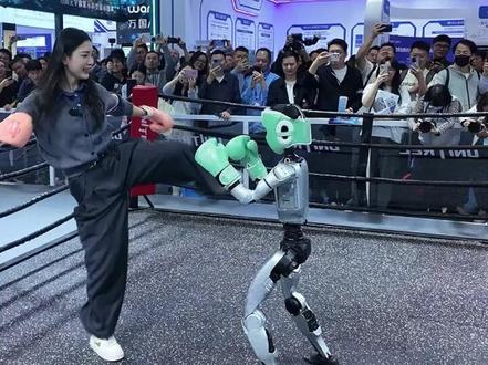 高交会名场面!上证报记者VS宇树机器人 没想到它还懂人情世故!