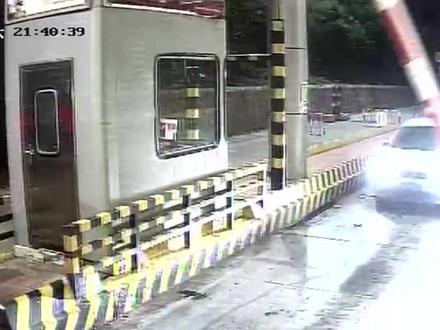 山西晋城 凤凰山隧道收费站遇重伤员 收费员疾驰暖心救援 网友:危难时刻 出手相助是中国人刻在骨子里的印记 #康养晋城 #救援 #收费站 #暖心 #正能量