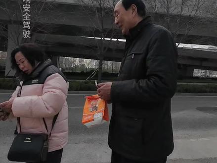 代驾第12天,阿姨不小心叫车点成代驾了,我5km过来接驾,结果阿姨说搞错了,然后他愣是要给我扫10块钱,我说不要不要,他在兜里找了10块现金硬塞给我,说年轻人不容易#骑行第一视角 #代驾小哥 #代驾 #人间温暖
