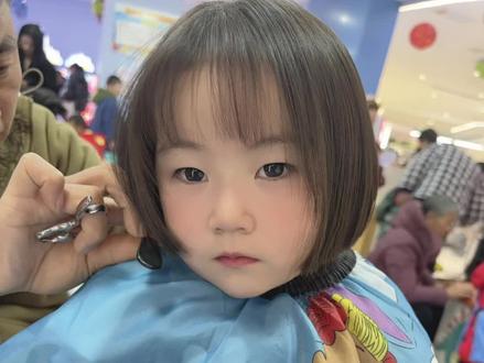 朵宝第二次剪头发💇♀️
这次在儿童理发店💈
不哭不闹 乖乖坐好👍
秒变朵拉😄美美哒😘
#女宝宝发型 #波波头 #朵拉头
#宝贝剪头发 #新发型