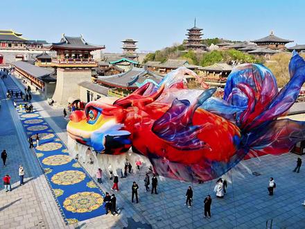 我在唐城亲眼目睹长达20多米的飞天鳌鱼从头顶呼啸而过!视觉震撼无法言语这“独占鳌头”的幸运!
#飞天鳌鱼一出春节的氛围有了