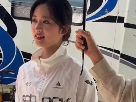沈月风波后首度露面,粉丝送上定制锦旗“只是沈月奖”为她撑腰