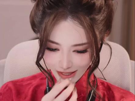 当死掉就要跳舞到复活时 我们龙就这样自动开启爆款模式 桃黑黑也是为竞品说话了 哈哈哈哈太好玩了#迅猛龙特蕾莎 #桃黑黑 #日常安利迅猛龙 #王者荣耀