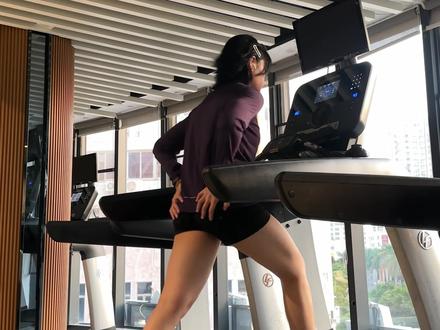 🏃♀️正确爬坡瘦腿减脂|爬坡变速燃脂教学 Hello姐妹们👋🏻
今天带来一期健身房有效爬坡+变速交替减脂法教程🔥
非常适合放在无氧训练后,提升燃脂效率💨
🏃♀️训练流程:
1️⃣ 坡度15 速度1.5 热身拉伸
2️⃣ 坡度15 速度4.5 快走爬坡5分钟
3️⃣ 坡度4 速度8 跑步5分钟
这样交替循环三组,共半小时💥
训练时要记得:
身体站直微微俯身屈髋,脚掌踩稳、步伐迈大,
别抓扶手不放⚠️ 否则容易被机器带着走,影响发力!
运动完记得拉伸🧘♀️
主页有全套拉伸跟练视频,找块空地就能完成~
点赞收藏+关注我,一起练出更高效的燃脂节奏吧💪🏻✨
#健身房有氧 #变速爬坡训练 #跑步机教学 #减脂计划 #健身教程