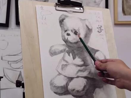 #绘画 #素描 #静物 #玩偶熊 如何画好一只毛绒玩具熊第二期,赶快来看看吧。