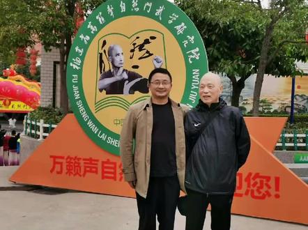 #杜心武#万籁声#自然门武术 黑衣服的前辈是万籁声之子万枝鸣,红色衣服的前辈是杜心武的孙女杜芳。今天值得纪念
