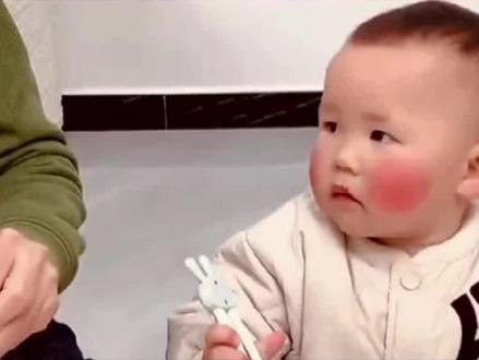 懂事的孩子!#泪目爱分享 #懂事的孩子