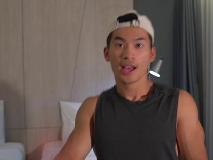 《开学躺赢》一张床练出腹肌 #跟着哥哥练腹肌 #燃脂的一百种方式