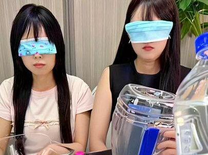 让她俩蒙眼做泥太有意思了哈哈 #蒙眼挑战#史莱姆#情侣的迷惑行为 #真实生活分享计划#娜塔莎
