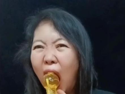 灯泡糖真的进的去,拿不出来吗?#测评 #美食测评 #灯泡糖 #抖音小助手