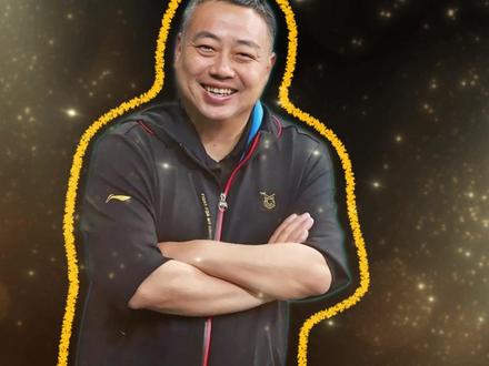 昔日名额全靠实力硬拼,如今却凭机动名额屡次站上大赛舞台 雅典奥运王皓失利,让刘国梁立志打造绝对公平的直通选拔机制,唯实力论、无人情偏袒,凭严苛比拼催生马龙、张继科、许昕、樊振东等一代名将,铸就国乒热血黄金时代。而后选拔规则逐步松动,机动名额、位置倾斜打破原有铁律,赛场表现、直通排名不再是唯一标准。待到选手凭实力拿下直通冠军时,直通赛却渐渐被商业积分体系取代,黑马突围通道收窄。国乒如今争议频发,根源不在于个人对错,而是选拔从纯粹竞技比拼变成资源分配,丢失了当年悬崖亮剑、凭本事踢开大门的竞技初心与拼搏底气。#刘国梁 #王楚钦 #国乒 #乒乓球 #王皓