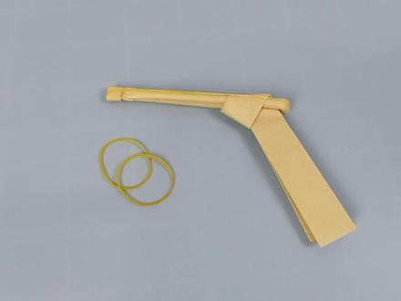 能发射皮筋的折纸枪,折法太简单 #折纸 #手工玩具 #折纸枪 #折纸教程 #折纸玩具 #纸飞机 #手工