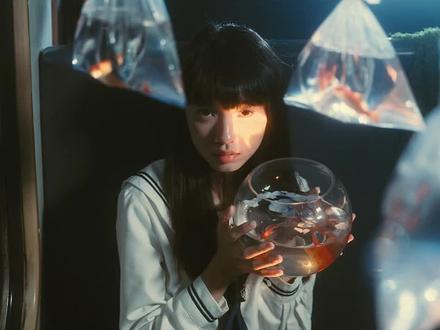 2分钟教你学会梦核感打光思路! 今天给大家分享一下这组梦核感夜景拍摄教程
场地我选择在一个废弃车厢,时间是晚上6-8点拍摄。
前期准备:道具方面准备了金鱼、鱼缸、毛线、风铃、绣球花、卡片等。
将风铃、卡片、金鱼挂在行李架上,营造梦核氛围感,丰富画面构图。
拍摄夜景当然也少不了补光,这次我带上了艾蒙拉pano 60c和一盏常亮灯对人物补光。艾蒙拉pano 60c亮度非常高,得益于他的TIR光学透镜设计,只开10%,就能照亮大部分车厢,自带充电手柄,也可支持USB-C PD供电,非常适合单兵作战,还支持手机amaran app操作控制,随时快速调整灯光,方便省时。体积小巧,重量轻,外景拍摄非常方便携带。
分享一下这组图打光思路
主要用了侧顺光和侧逆光两种方式
侧顺光:将灯放在人物左前方45度向下打亮前景和人物,同时在车厢后打一盏灯打亮轮廓,营造氛围。
侧逆光:在人物左后方打一盏灯,正前方补一盏面光,此时光影更立体,人物轮廓清晰,营造梦核氛围。
也可以在鱼缸前方打一个手电筒暖光,透过鱼缸可以折射到人物脸上,制造冷暖对比,营造氛围。大家快去试试吧!
今天的分享就到这里啦!希望对大家有所帮助。
#电影感 #艾蒙拉 #艾蒙拉pano #打光技巧 #梦核