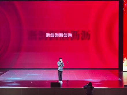 一首《恋人》祝大家2026,一直被爱环绕~#舞台现场 #学校跨年晚会 #校园生活 #李荣浩 #跨年晚会 @DOU+小助手 @抖音小助手 @抖音和ta的朋友们 @李荣浩 @李荣浩的团团