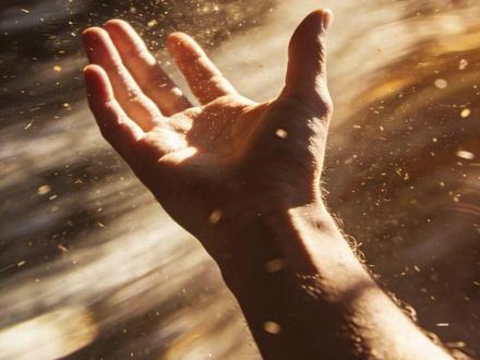 六年级下册语文《匆匆》 燕子去了,有再来的时候;杨柳枯了,有再青的时候;桃花谢了,有再开的时候。但是,聪明的,你告诉我,我们的日子为什么一去不复返呢?——是有人偷了他们罢:那是谁?又藏在何处呢?是他们自己逃走了罢:现在又到了哪里呢?
我不知道他们给了我多少日子;但我的手确乎是渐渐空虚了。在默默里算着,八千多日子已经从我手中溜去;像针尖上一滴水滴在大海里,我的日子滴在时间的流里,没有声音,也没有影子。我不禁头涔涔而泪潸潸了。
去的尽管去了,来的尽管来着;去来的中间,又怎样地匆匆呢?早上我起来的时候,小屋里射进两三方斜斜的太阳。太阳他有脚啊,轻轻悄悄地挪移了;我也茫茫然跟着旋转。于是——洗手的时候,日子从水盆里过去;吃饭的时候,日子从饭碗里过去;默默时,便从凝然的双眼前过去。我觉察他去的匆匆了,伸出手遮挽时,他又从遮挽着的手边过去,天黑时,我躺在床上,他便伶伶俐俐地从我身上跨过,从我脚边飞去了。等我睁开眼和太阳再见,这算又溜走了一日。我掩着面叹息。但是新来的日子的影儿又开始在叹息里闪过了。
在逃去如飞的日子里,在千门万户的世界里的我能做些什么呢?只有徘徊罢了,只有匆匆罢了;在八千多日的匆匆里,除徘徊外,又剩些什么呢?过去的日子如轻烟,被微风吹散了,如薄雾,被初阳蒸融了;我留着些什么痕迹呢?我何曾留着像游丝样的痕迹呢?我赤裸裸来到这世界,转眼间也将赤裸裸的回去罢?但不能平的,为什么偏要白白走这一遭啊?
你聪明的,告诉我,我们的日子为什么一去不复返呢?#生活服务热点中心 #语文 #六年级下册语文 #匆匆 #大数据推荐给有需要的人 @DOU+小助手 @DOU+上热门 @抖音作者助手 @抖音小助手 @抖音媒体内容优推官 @在抖音学习 @抖音创作者大会 @抖音青少年 @抖音课堂